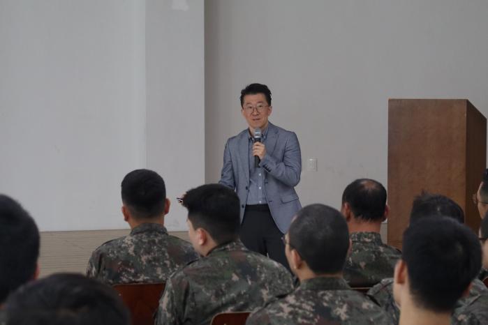 이성정 육군전투지휘훈련단 군무사무관이 지난 22일 육군21보병사단 포병여단 장병들을 대상으로 강연하고 있다. 부대 제공