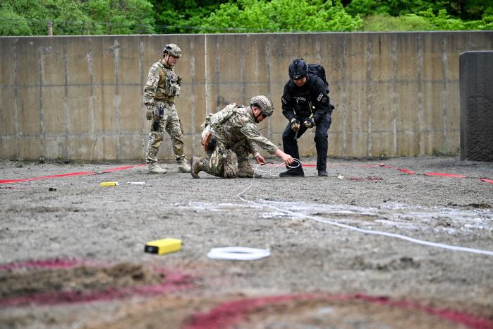 육·해·공군 EOD 요원들이 적의 지뢰 및 급조폭발물(IED)을 식별한 뒤 제거 작전을 실시하고 있다.