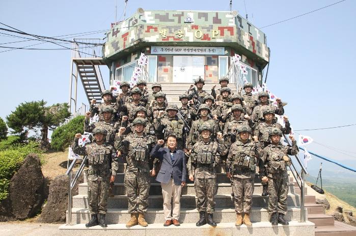 육군3보병사단이 지난 22일 혜산진여단 이한림대대에서 개최한 ‘5·22 완전작전 34주년 기념행사’ 참석자들이 기념촬영하고 있다. 사진 제공=김도형 중사