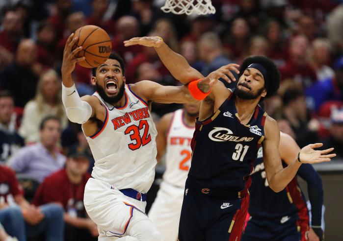 미국프로농구(NBA) 뉴욕 닉스의 칼 앤서니 타운스(왼쪽)가 26일(한국시간) 미국 오하이오주 로켓 아레나에서 열린 클리블랜드와의 동부 콘퍼런스 결승 4차전에서 공격을 하고 있다. 뉴욕은 클리블랜드를 130-93으로 완파하고 4연승으로 챔피언 결정전에 선착했다. 27년 만에 파이널에 진출한 뉴욕은 1973년 우승 이후 53년 만의 정상 도전에 나선다. EPA·연합뉴스