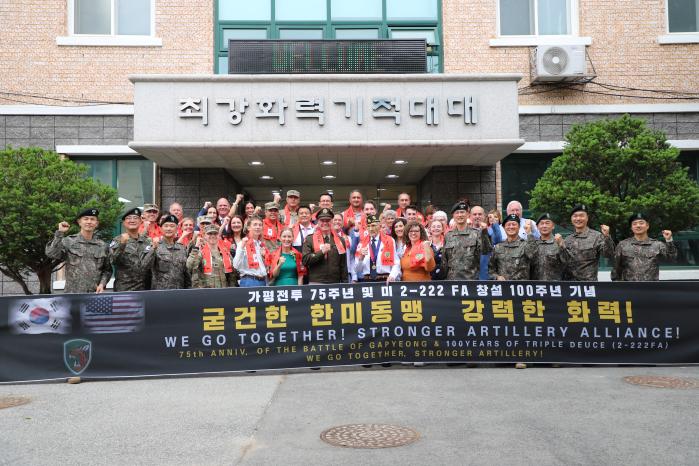 육군수도기계화보병사단 기적대대가 26일 개최한 한미 포병 교류행사에서 주요 참석자들이 기념 촬영을 하고 있다. 사진 제공=이정민 대위