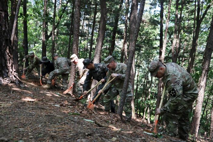 육군8기동사단 두코대대와 미2사단/한미연합사단 다영역정찰대대 장병들이 지난 22일 경기 포천시 고모산 일대에서 함께 유해발굴작전을 하고 있다. 사진 제공=박유나 중사