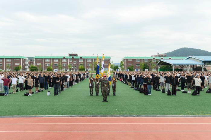 26일 해군교육사령부 기초군사교육단 연병장에서 열린 해군병 725기 입영식에서 입영 장정들이 경례하고 있다. 사진 제공=고명규 중사(진)