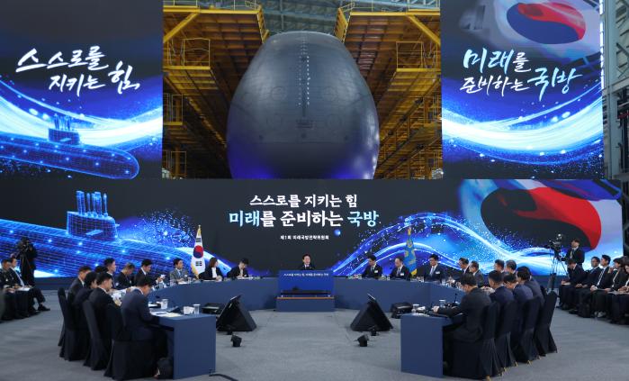 이재명 대통령이 26일 해군잠수함사령부에서 열린 제1회 미래국방전략위원회에서 발언하고 있다. 연합뉴스