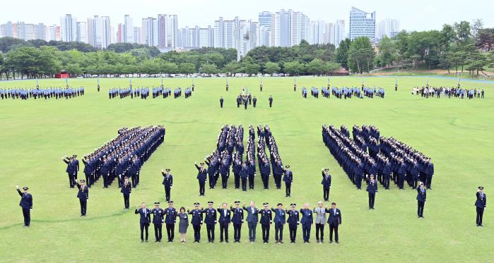 26일 공군교육사령부 대연병장에서 거행된 156기 학사사관후보생 임관식에서 신임장교들과 주요 참석자들이 156기를 형상화한 숫자대형으로 기념촬영을 하고 있다. 공군 제공