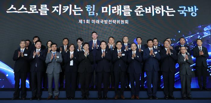 이재명 대통령이 26일 해군잠수함사령부에서 열린 제1회 미래국방전략위원회에서 주요 참석자들과 기념촬영을 하고 있다. 연합뉴스