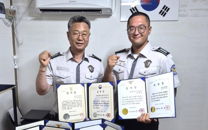 해군5기뢰/상륙전단 고령함 소속 박재경(오른쪽) 상사가 26일 진해경찰서 충무파출소 자율방범대 사무실에서 아버지 박윤섭 씨와 파이팅을 외치고 있다. 부대 제공