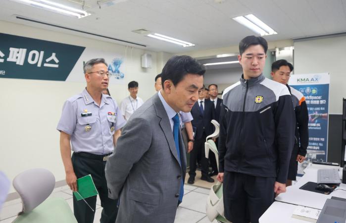 교육시설을 살펴보는 안규백 장관.