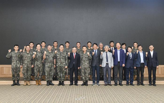 육군과 국방기술진흥연구소가 27일 계룡대에서 개최한 ‘제2회 육군·국기연 기술교류회 및 장비전시’에서 주요 참석자들이 기념 촬영을 하며 파이팅을 외치고 있다. 육군 제공