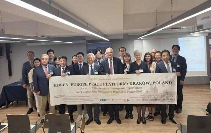 경기도와 한국유럽학회가 체코 프라하와 폴란드 크라쿠프에서 개최한 국제학술대회 주요 참석자들이 기념 촬영을 하고 있다. 한국유럽학회 제공