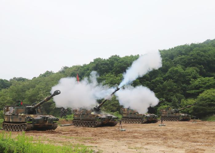 육군3기갑여단 비호대대 K55A1 자주포들이 27일 강원 화천군 말고개사격장에서 표적을 향해 포탄을 발사하고 있다. 부대 제공
