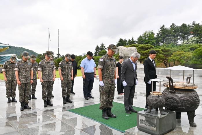 27일 공군준사관단·군무원단이 국립대전현충원 현충탑에서 순국선열과 호국영령에 대해 묵념을 올리고 있다. 공군 제공