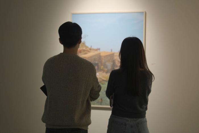 그라운드 시소가 개최한 ‘전시 소개팅’에서 남녀가 작품을 관람하고 있다. 사진=그라운드 시소