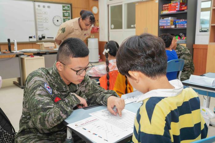 해병대1사단과 미 해병대 무적캠프 장병들이 포항 장기초등학교 학생들에게 영어교육을 하고 있다. 사진 제공=정현택 상병