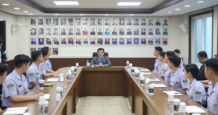 안규백(가운데) 국방부 장관이 27일 육군사관학교를 방문해 생도들과 소통 간담회를 하고 있다. 한재호 기자