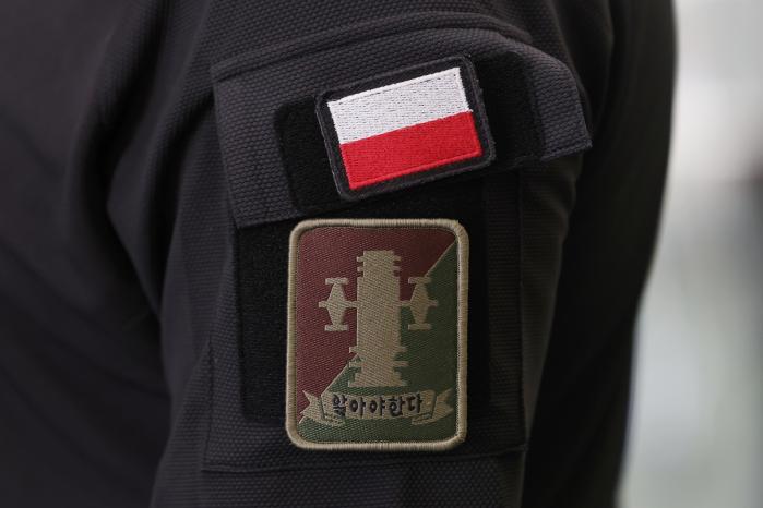 폴란드 국기와 육군포병학교 부대마크.