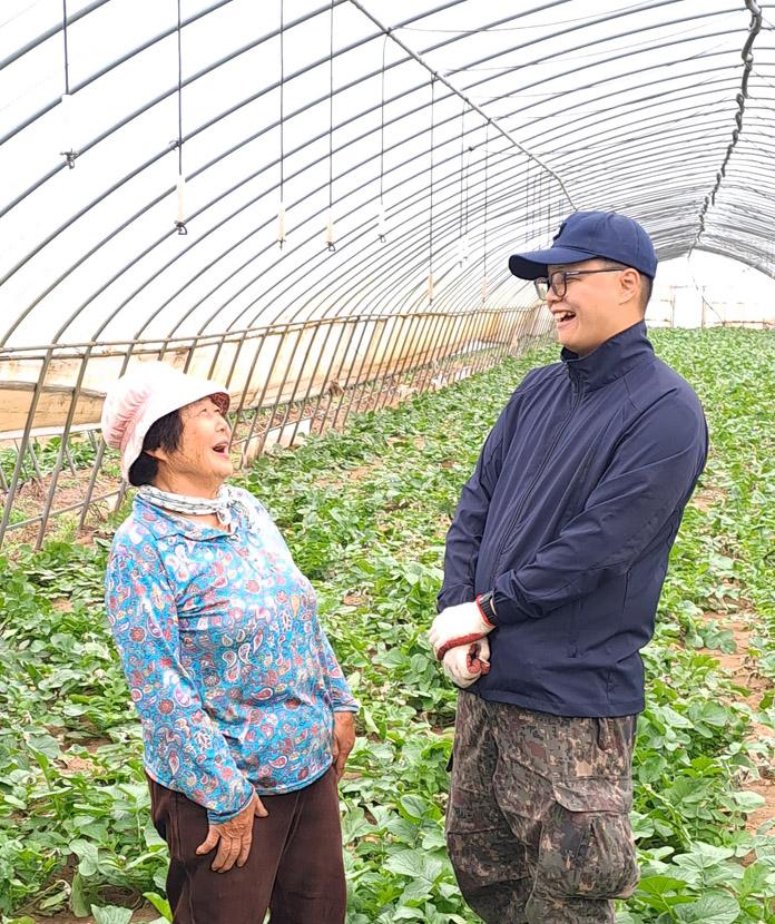 해군항공사령부 장병이 포항시 청림동 일대에서 봄철 농번기 일손돕기를 하며 농민과 활짝 웃고 있다. 부대 제공