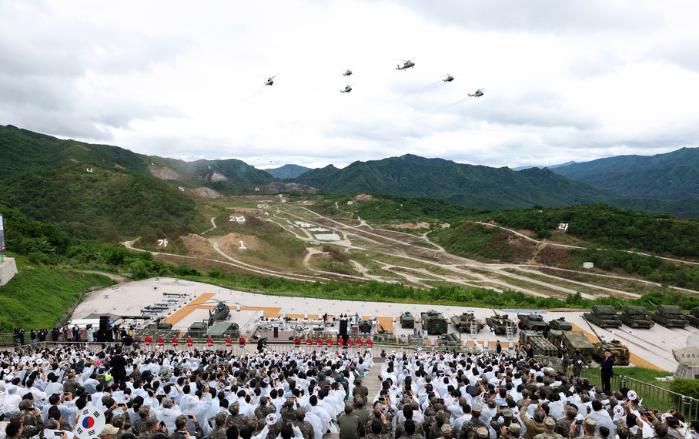 우리 군은 28일 경기 포천시 승진과학화훈련장에서 안규백 국방부 장관 주관으로 ‘2026 합동화력훈련’을 펼쳤다. 400여 명의 국민참관단이 첨단 강군으로 도약한 군의 모습을 지켜보며 환호하고 있다.
