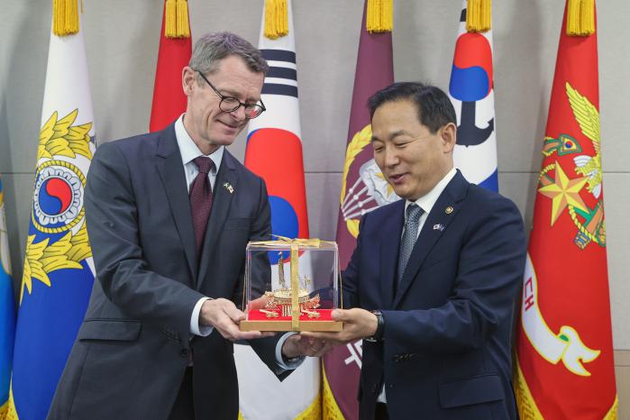 이두희(오른쪽) 국방부 차관이 28일 서울 용산구 국방부에서 피터 산드발 스웨덴 국방차관을 접견한 뒤 거북선 모형 기념품을 전달하고 있다. 한재호 기자