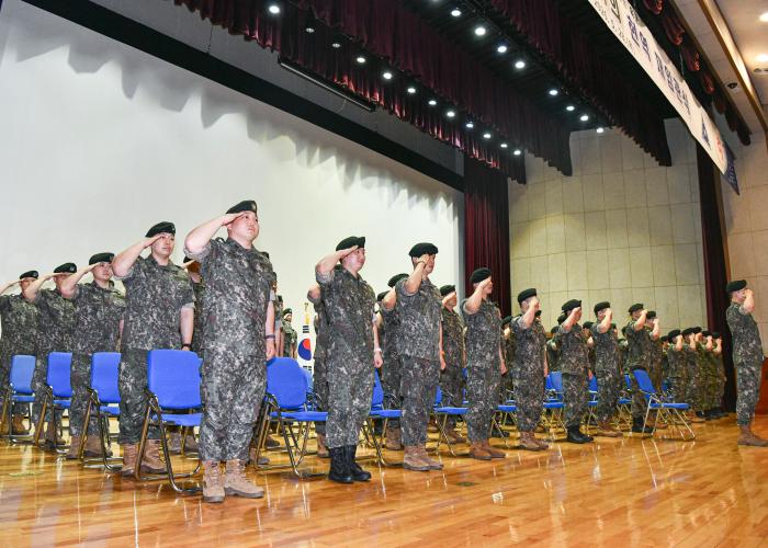 육군인사사령부가 28일 개최한 ‘26-1기 예비역의 현역 재임용 임관식’에서 재임관한 장교·부사관들이 경례하고 있다. 부대 제공