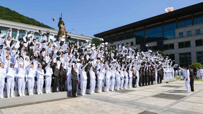 28일 해군사관학교 연병장에서 거행된 ‘제140기 해군·해병대 사관후보생 수료 및 임관식’에서 신임 장교들이 정모를 던지며 환호하고 있다. 해군 제공