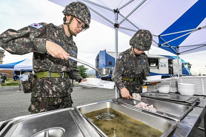 28일 열린 공군11전투비행단 26-2차 비상급식훈련에서 참가 장병들이 비상급식을 식판에 담고 있다. 사진 제공=정수진 하사