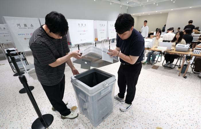 제9회 전국동시지방선거 사전투표를 하루 앞둔 28일 인천국제공항에 설치된 사전투표소에서 선관위 관계자들이 사전투표 모의시험 등 최종점검을 하고 있다. 연합뉴스