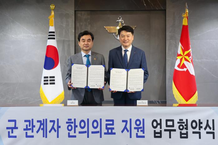 안규백 국방부 장관이 28일 윤성찬 대한한의사협회장과 군 장병 등의 건강 증진을 위한 한의의료 지원 업무협약서에 서명한 뒤 기념촬영하고 있다. 한재호 기자