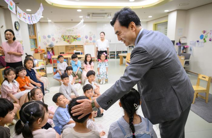 안규백 국방부 장관이 28일 국방부청사어린이집을 방문해 교직원들을 격려했다. 안 장관이 원아의 머리를 쓰다듬으며 인사하는 모습. 국방부 제공