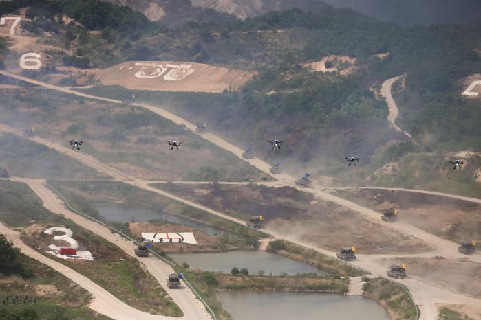 ‘2026 합동화력훈련’이 28일 경기 포천시 승진과학화훈련장에서 실시된 가운데 정찰드론이 수집한 표적정보를 바탕으로 K2 전차와 K21 보병전투장갑차들이 기동하고 있다. 김태형 기자