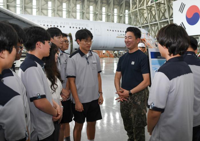 28일 공군5공중기동비행단 이동현 중사가 부산항공고 학생들에게 KC-330 다목적공중급유수송기를 소개하고 있다. 사진 제공=원대연 하사