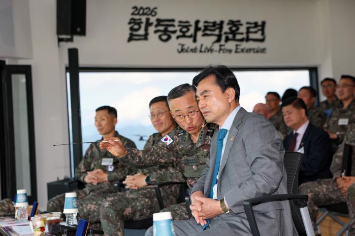 훈련장을 찾은 안규백 국방부 장관.