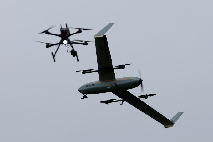 훈련에 투입된 정찰드론과 양자 수직이착륙(VTOL) 드론.