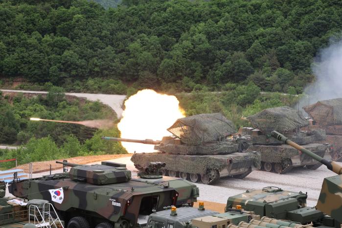 표적을 향해 불을 뿜는 K2 전차.