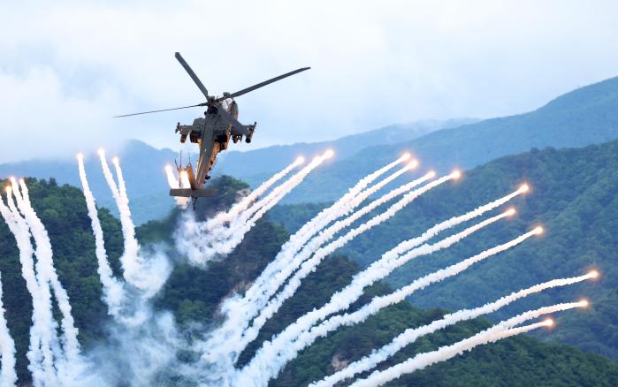 AH-64E 아파치 공격헬기가 플레어를 발사하는 모습.