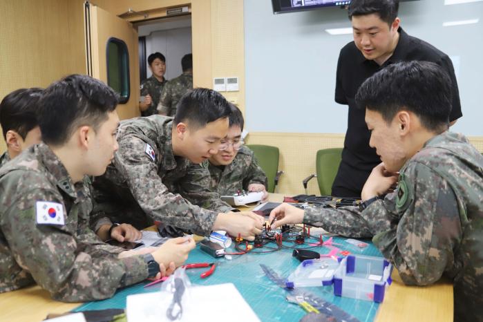 육군정보통신학교가 지난달 28일 개최한 드론 제작 및 비행실습 교육에서 대위지휘참모과정 교육생들이 드론을 조립하고 있다. 부대 제공