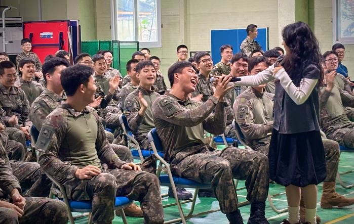 육군53보병사단 부산여단 17해안감시기동대대 장병들이 집중정신전력교육 기간 열린 버스킹 공연을 즐기고 있다. 부대 제공