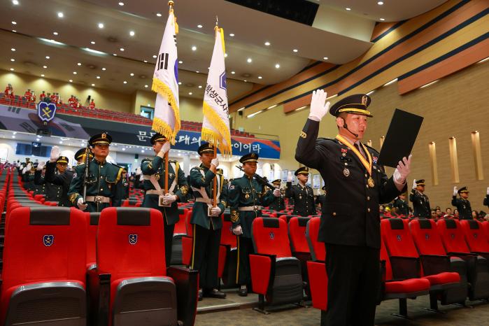 육군학생군사학교가 지난달 29일 개최한 기술행정 준사관 172기 임관식에서 신임 준사관들이 임관선서를 하고 있다. 부대 제공