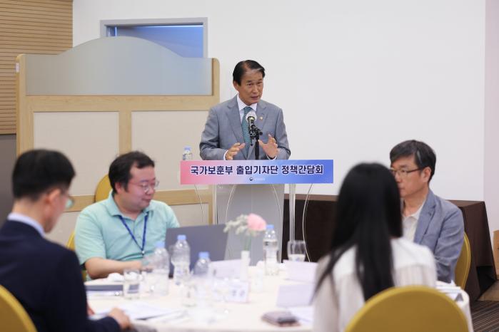 권오을 국가보훈부 장관이 지난달 29일 서울 용산구 국방컨벤션센터에서 열린 보훈부 출입기자단 정책간담회에서 발언하고 있다. 이윤청 기자