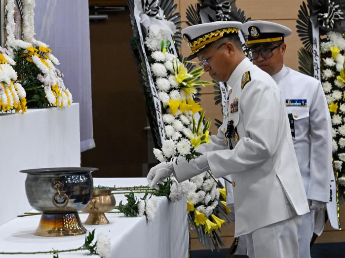 지난달 29일 해군항공사령부에서 열린 P-3CK 해상초계기 순직자 1주기 추모식에서 곽광섭 해군작전사령관 직무대리가 헌화하고 있다. 해군 제공