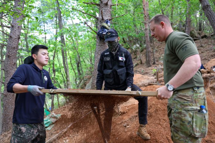 한·호주 공동 유해발굴팀이 경기 가평군 북면 목동리 일대에서 유해발굴을 하고 있다. 사진제공 = 이채현 군무주무관