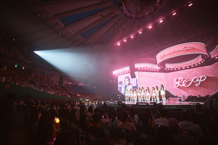 지난달 29일 서울 송파구 잠실실내체육관에서 열린 ‘2026 아이오아이 콘서트 투어: 루프 인 서울’에서 아이오아이가 공연을 펼치고 있다.  사진=스윙엔터테인먼트
