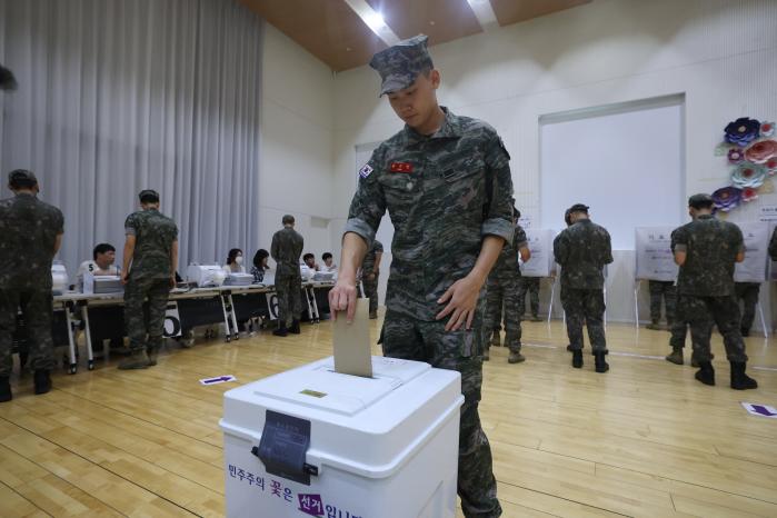 제9회 전국동시지방선거 사전투표가 시작된 지난달 29일 서울 용산구 한강로동 사전투표소에서 군 장병들이 투표하고 있다. 사전투표는 이날부터 30일까지 이틀간 전국 총 3571개 투표소에서 진행돼 지방선거 기준으로는 최고치인 23.5%의 투표율을 기록했다. 김병문 기자