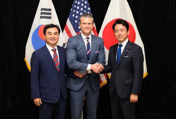 한국과 미국, 일본 국방 수장이 제23차 아시아안보회의(샹그릴라 대화)를 계기로 만나 3국의 안보협력 의지를 다시 한 번 확인했다. 안규백(왼쪽) 국방부 장관과 피트 헤그세스(가운데) 미 전쟁부(국방부) 장관, 고이즈미 신지로 일본 방위상은 지난달 30일(현지시간) 싱가포르 샹그릴라 호텔에서 만나 짧게 환담하고 기념촬영을 했다. 이들은 한·미·일 3국의 안보협력 의지를 강조하기 위해 이날 환담 및 기념촬영 일정을 마련한 것으로 알려졌다. 국방부 제공