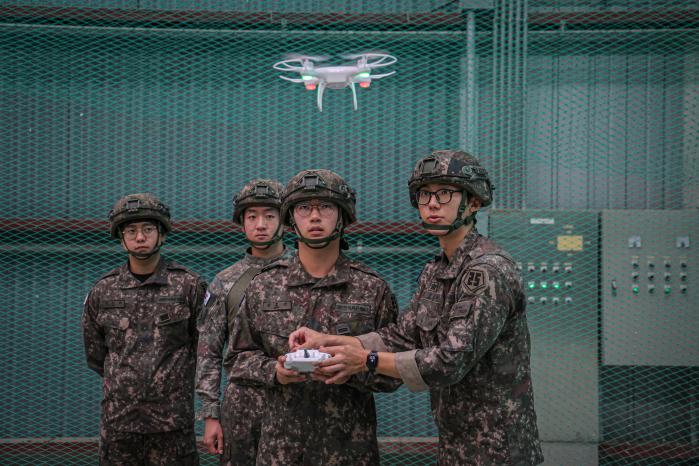 육군1군단 광개토 드론훈련센터에서 열린 대대급 드론훈련집중주 기간에 25보병사단 장병들이 드론 운용 방법을 배우고 있다. 부대 제공