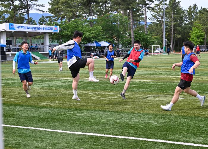공군18전투비행단 장병들이 부대 창설 49주년을 맞아 열린 체육대회에서 축구경기를 하고 있다. 사진 제공=황동준 병장