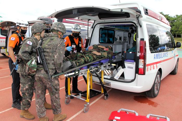 육군50보병사단 해룡여단 장병들이 지난달 28일 열린 대량사상자 관리훈련에서 소방대원에게 환자를 인계하고 있다. 부대 제공