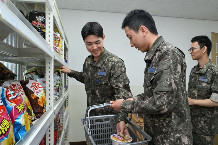 공군38전투비행전대가 영외부대 장병들을 위해 개점한 군마트 분점에서 장병들이 필요한 물품을 담고 있다. 사진 제공=강다빈 하사