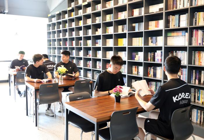 수방사 본부근무대 병영도서관 관악서재에서 장병들이 책을 읽고 있다.