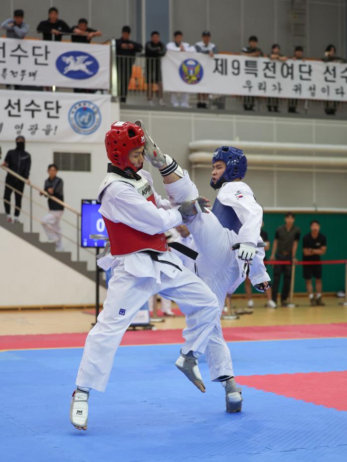 제21회 특수전사령관기 태권도 경연대회 겨루기 선수부 -70㎏급 결승전 경기가 진행되고 있다.